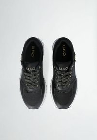 Sneakers sportivi neri con superiore in rete, accenti testurizzati, lacci metallici e suola bianca. Logo sulla linguetta in color oro.