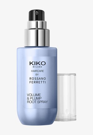 Bouteille bleu clair du spray racines Volume and Plump de KIKO Milano avec embout pulvérisateur noir et capuchon plastique transparent à côté.