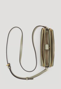 Zelená kožená crossbody taška se dvěma zipovými oddíly, zlatými detaily a odnímatelným popruhem. Hladký povrch s jemným vzorem uvnitř.