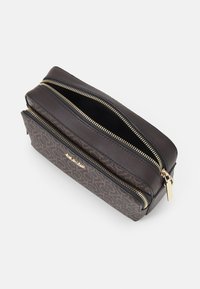 Hnědá zipová taška s texturovaným vzorem a zlatými detaily. Obsahuje dvě přihrádky a pevný tmavě hnědý vršek. Klasický design.