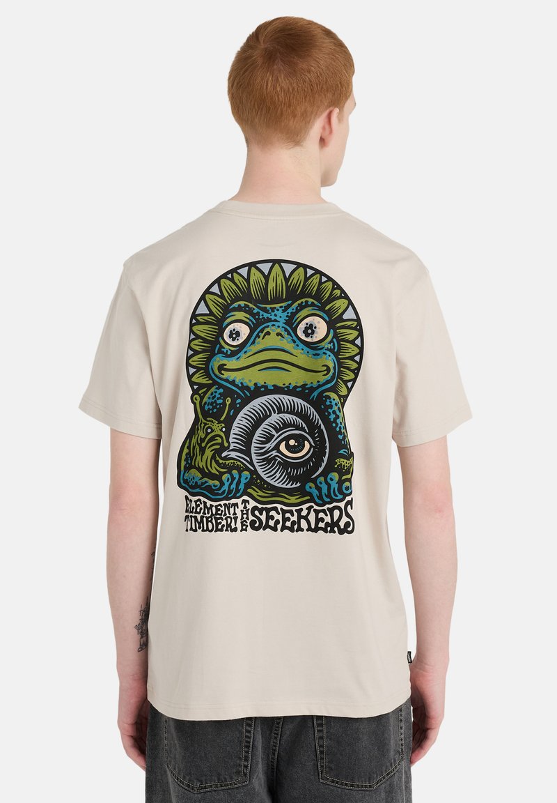 Μπεζ βαμβακερό κοντομάνικο με πολύχρωμη απεικόνιση βατράχου με ακτίνες ήλιου και κείμενο "ELEMENT TIMBER SEEKERS" στην πλάτη.