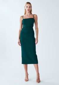 Petrolejově modré pouzdrové midi šaty se špagetovými ramínky, řasením v pase, hladkou texturou a rovným lemem.