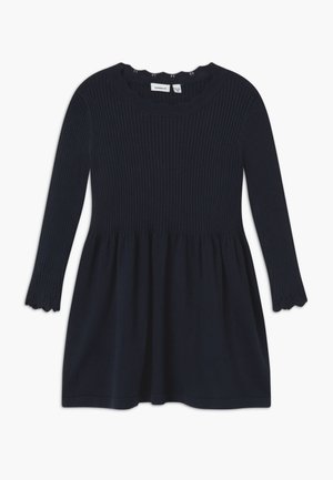 Granatowa, długorękawowa, dzianinowa sukienka z prążkowaną górą, zaokrąglonym, falistym dekoltem i mankietami oraz rozkloszowanym dołem.