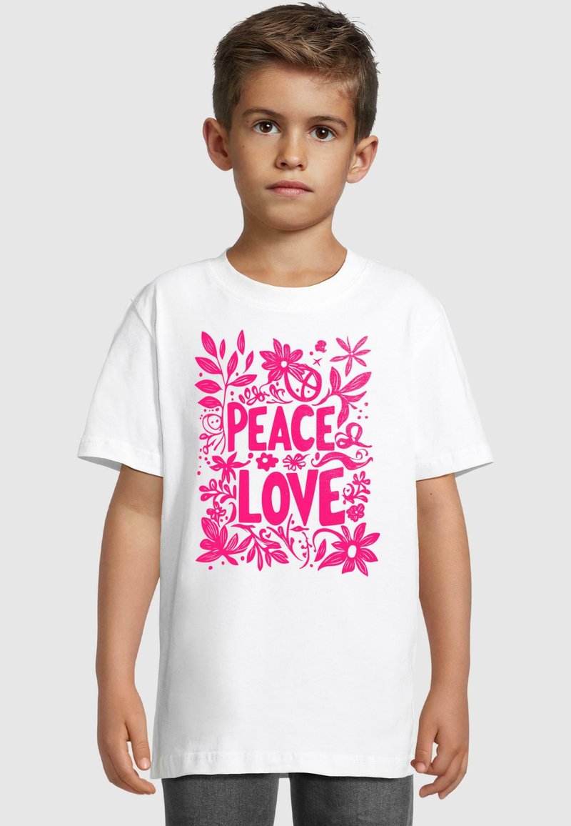 Hvit bomullst-skjorte med korte ermer, med et rosa blomsterdesign og teksten "PEACE LOVE" i fete bokstaver.