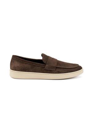 Scarpa slip-on in suede marrone con punta rotonda e banda elasticizzata, dotata di suola in gomma beige e linee pulite. Nessun motivo o dettagli in metallo.