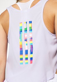 Fliederfarbenes sportliches Tanktop mit Mesh-Textur und einem bunten gestreiften Grafikdesign auf der Rückseite in verschiedenen leuchtenden Farben.