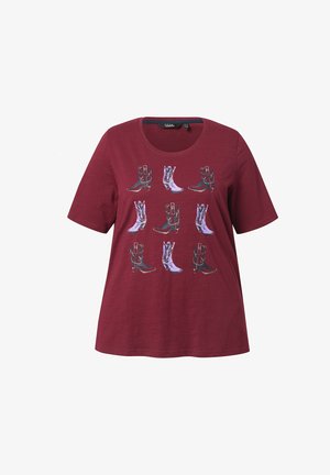 Burgunderfarbenes T-Shirt mit kurzen Ärmeln und rundem Halsausschnitt, das eine Grafik von neun verschiedenen Cowboy-Stiefeln in unterschiedlichen Farben und Designs zeigt.