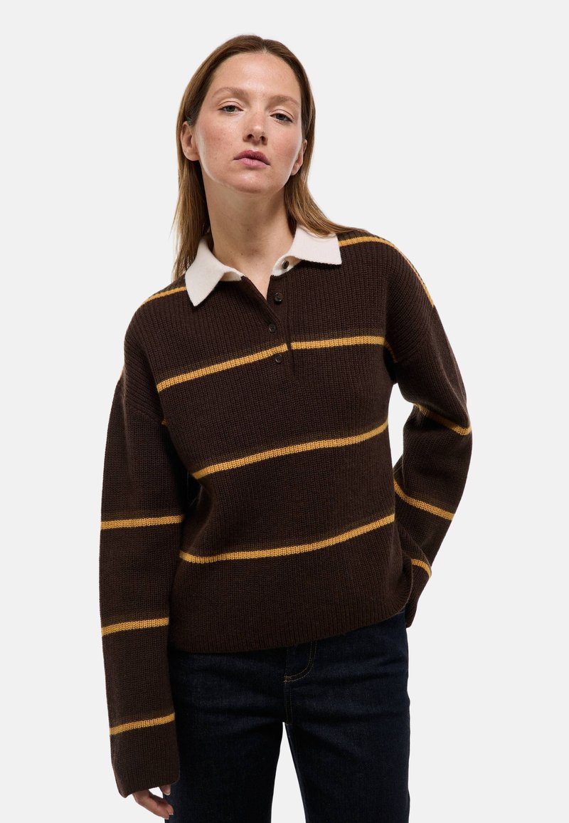 Pull en laine marron avec des rayures jaunes, un col blanc et une patte de boutonnage. Dispose de manches longues et d'une coupe décontractée.