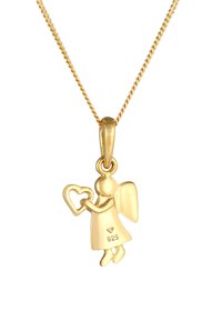 Ciondolo d'angelo color oro che tiene un cuore, con ali dettagliate, montato su una sottile catena, contrassegnato con "925" sul corpo.