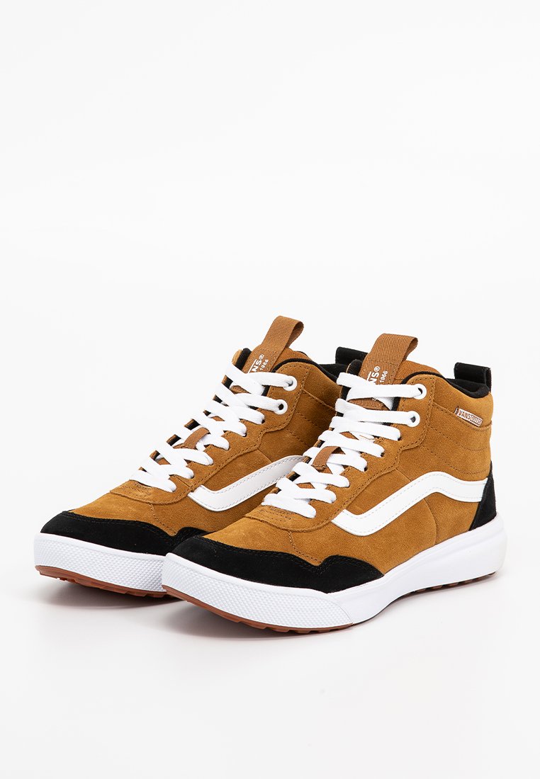 Zapatillas altas de ante marrón con detalles blancos, detalle negro en la puntera y cordones blancos. Suela de goma con un patrón texturizado.