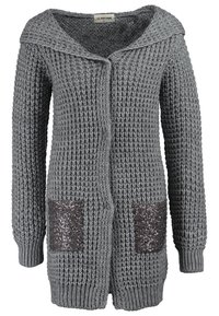 Cardigan grigio lavorato a maglia con un ampio colletto, chiusura a bottone e due tasche decorate con paillettes. Maniche a costine e design con apertura frontale.