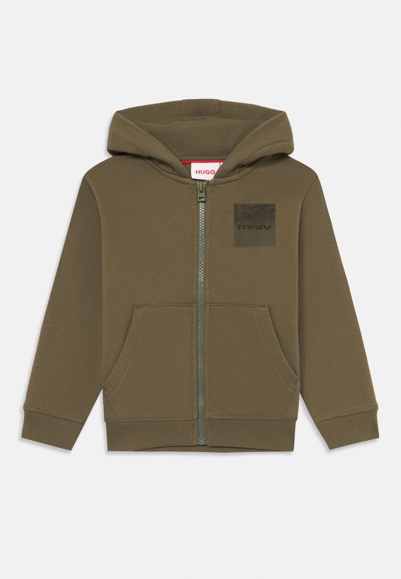 Hoodie verde oliva com fecho frontal, dois bolsos laterais e um pequeno logótipo em preto. Tecido suave e texturizado, com punhos e bainha canelados.