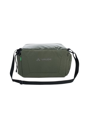 Sac rectangulaire vert avec un dessus brillant, une bandoulière noire et des côtés texturés. Présente le logo VAUDE et un motif géométrique sur un côté.