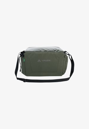 Grüne rechteckige Tasche mit glänzendem Deckel, schwarzem Tragegurt und strukturierten Seiten. Mit dem VAUDE-Logo und einem geometrischen Muster auf einer Seite.