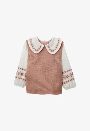 Haut sans manches en tricot rose avec une chemise blanche en dessous. Le col est orné de broderies florales ; les manches sont bouffantes avec des accents décoratifs.