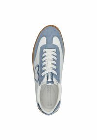 Zapatilla blanca con acentos de ante azul claro, que presenta una lengüeta metálica plateada, cordones blancos y una suela de goma. Incluye un logotipo de corazón.