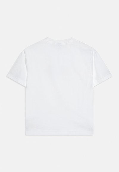 Απλό λευκό T-shirt με κοντά μανίκια, εμφανιζόμενο από πίσω, επίπεδο με στρογγυλή λαιμόκοψη και κανονική εφαρμογή.