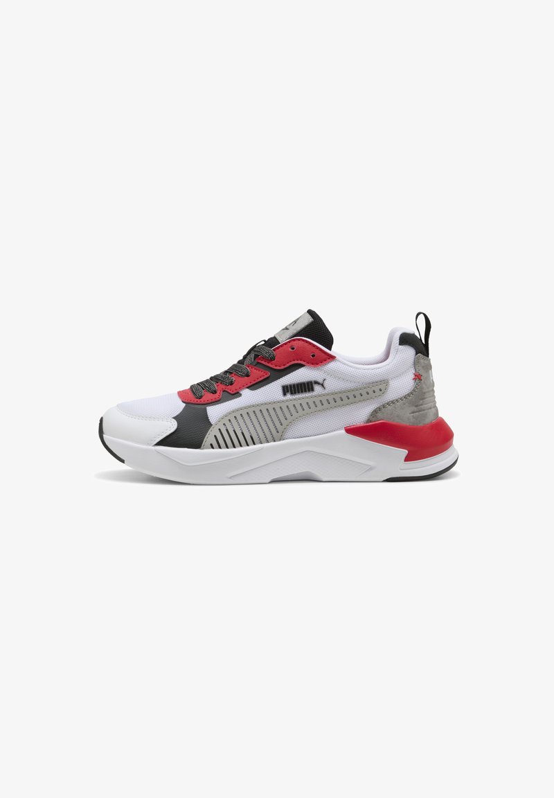 Baskets Puma blanches, noires, rouges et grises avec empeigne en mesh, fermeture à lacets et semelle rembourrée, vues de profil sur fond blanc.