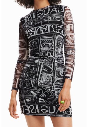 Robe moulante noire avec manches longues en tulle transparent ornées d'un motif graphique blanc. Le tissu a une texture lisse et légèrement brillante avec des détails froncés.