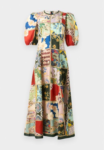 Kokvilnas daudzkrāsains plecu drēbes ar pūkainām piedurknēm, apaļu kakla izgriezumu, un dažādiem ziedu un ģeometriskiem rakstiem. Pilna garuma dizains.