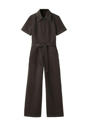 Tuta corta a maniche corte di colore marrone scuro con colletto, cerniera frontale, cintura annodata in vita, tasche laterali e pantaloni a gamba larga su sfondo bianco.