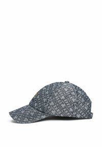 Cappellino da baseball in denim scuro a motivi, con visiera curva e un piccolo dettaglio metallico sul lato. È visibile la cucitura a macchina.