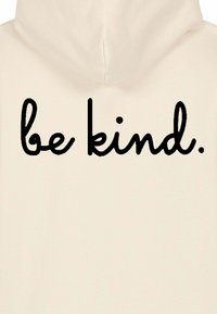 Bawełniana bluza z kapturem w kolorze ecru z przednim kapturem. Na plecach znajduje się duży, czarny, odręczny napis „be kind.” Miękka w dotyku i o luźnym kroju.