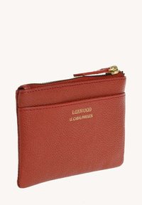 Porte-cartes en cuir rouge avec surface texturée, marquage doré et fermeture zippée. Design compact avec deux emplacements pour cartes à l'avant.