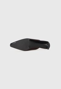 Shoe nera con tacco alto e punta affusolata, caratterizzata da una tomaia liscia, suola testurizzata e design del tacco snello.