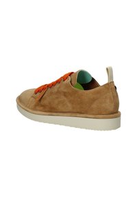 Sneaker in suede marrone con lacci arancioni, punta arrotondata e suola in gomma bianca. Presenta un interno verde chiaro e un'etichetta a loop sul retro.