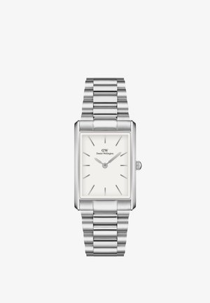 Silbernes rechteckiges Armband mit einem weißen Zifferblatt, schwarzen Stundenmarkierungen und einem Armband aus Edelstahl. Einfaches Design mit einer Krone an der Seite.