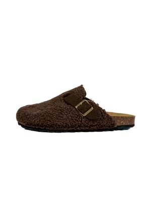 Sabot marron à enfiler en matériau texturé avec détail de boucle. Présente une semelle intérieure en liège et une semelle en caoutchouc pour une meilleure adhérence et un confort optimal.