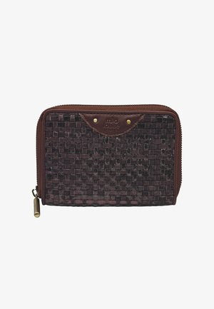 Portefeuille en cuir tressé marron avec fermeture éclair et petite étiquette embossée portant la mention "mila louise paris".