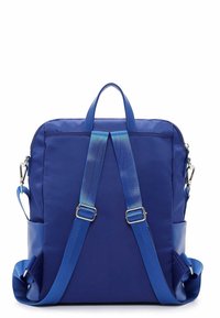 Blauwe nylon rugzak met verstelbare schouderbanden, bovenhandvat en een gladde textuur. Voorzien van een ritssluiting en zijvakken voor extra opslag.