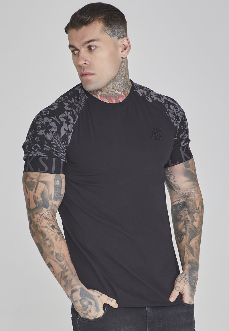 SIKSILK - TECH - Printtipaita - black, Suurenna