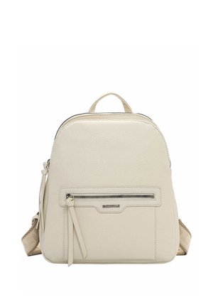 Mały beżowy skórzany plecak z przednią kieszenią na zamek, górnym uchwytem i regulowanymi materiałowymi paskami na ramiona.