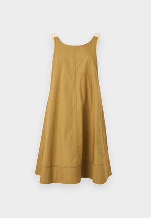 Φόρεμα μανίκων σε μουσταρδί απόχρωση τύπου Α με φαρδιές κρεμ τιράντες, εμπρός ραφή και ραφές κάτω ρούχου, παρουσιασμένο σε απλό ανοιχτό φόντο.