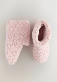 Lyserøde hjemmesko i imiteret pels med et tekstureret, bobleagtigt design, der har blødt for og en ankelhøjde form. Sålen er lysefarvet.