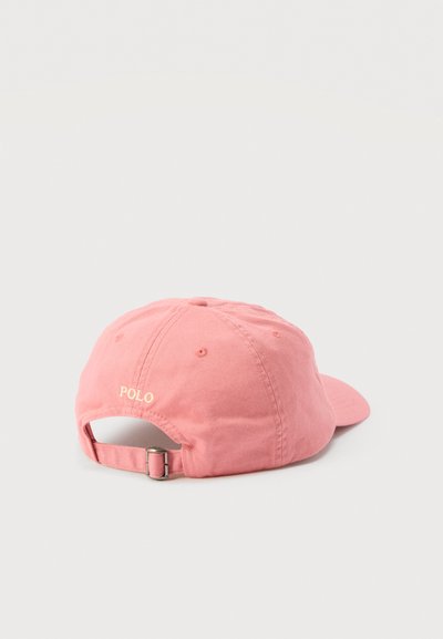Ροζ ρυθμιζόμενο καπέλο μπέιζμπολ με μεταλλική αγκράφα και κεντημένο το "POLO" πάνω από το άνοιγμα, εμφανιζόμενο από πίσω σε απλό φόντο.