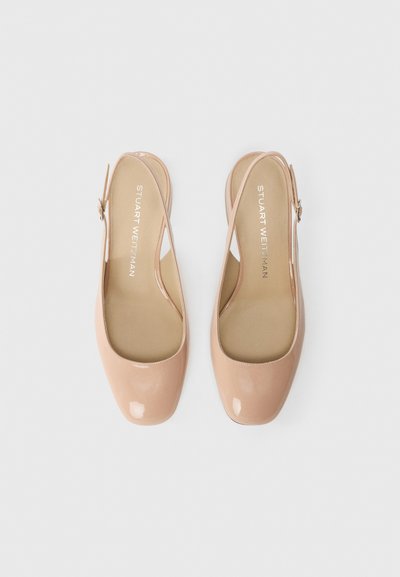 Pantofi slingback din piele lacuită nud, cu vârf pătrat, curea pentru gleznă și branț cu amortizare. Textură netedă și design minimalist.