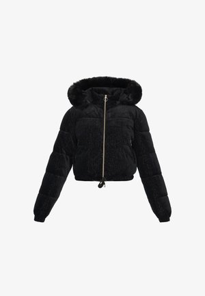 Fekete, rövid pufi dzseki bundás kapucnival, fényes textúrával, elülső cipzárral, két oldalsó zsebbel és húzózsinórral az alján.