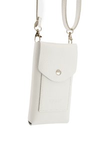 Witte leren crossbody telefoon tas met een gestructureerd oppervlak, drukknoopsluiting en een verstelbare schouderband. Voorzien van een reliëflogo aan de voorkant.