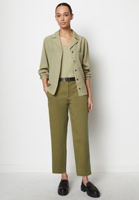 Marc O'Polo MODELL KALNI AUS BIO-STRETCH - Hlače - cedar green