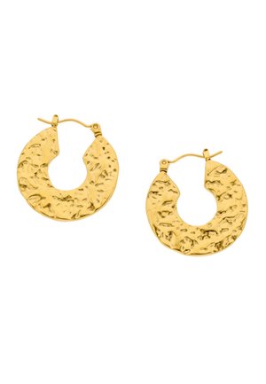 Para teksturowanych, młotkowanych kolczyków kołowych w złotym odcieniu z zawiasowymi zapięciami na białym tle.