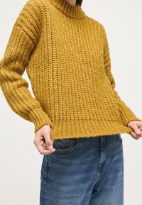 Mustang Maglione - yellow