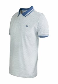 Camiseta polo blanca con acentos azules, patrón geométrico, tapeta de botones, tejido suave y cuello y puños acanalados. Logo bordado en el pecho.