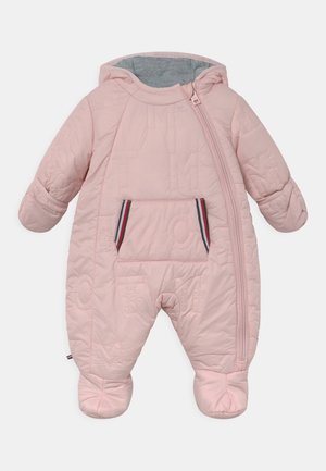 Combinaison de neige rembourrée rose pour bébé avec capuche, fermeture éclair diagonale, poche avant avec bordure rayée et protections intégrées pour les pieds.