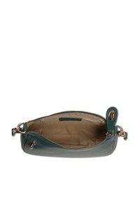 Turquoise leren tas met een gouden rits en hardware. Het interieur is licht bruin en voorzien van een insteekvak met een gladde textuur.
