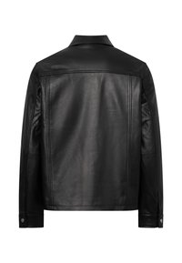 Chaqueta de cuero negra vista desde atrás con mangas largas, cuello y detalles de paneles cosidos a lo largo de los hombros y los costados.