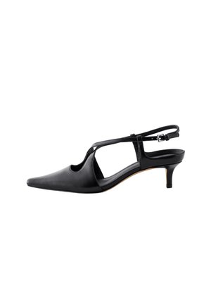 Escarpin slingback femme en cuir noir à petit talon kitten, bout pointu et fine bride de cheville avec boucle latérale.